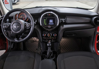 Подержанный автомобиль MINI Hatch 2016 года (14 фото)