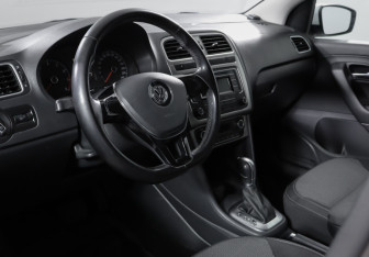 Подержанный автомобиль Volkswagen Polo Sedan 2015 года (14 фото)