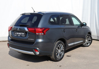 Подержанный автомобиль Mitsubishi Outlander 2015 года (4 фото)