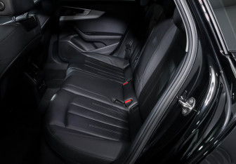 Подержанный автомобиль Audi A4 Sedan 2021 года (10 фото)