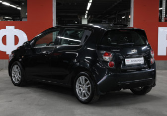Подержанный автомобиль Chevrolet Aveo Hatchback 2015 года (7 фото)