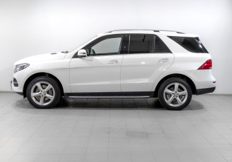 Подержанный автомобиль Mercedes-Benz GLE 2016 года (8 фото)