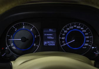 Подержанный автомобиль Infiniti QX70 2015 года (10 фото)