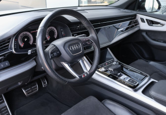 Подержанный автомобиль Audi Q8 2018 года (17 фото)