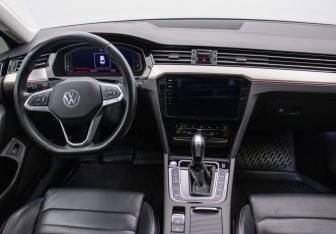 Подержанный автомобиль Volkswagen Passat Sedan 2020 года (13 фото)