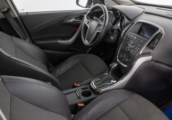 Подержанный автомобиль Opel Astra Hatchback 2010 года (9 фото)