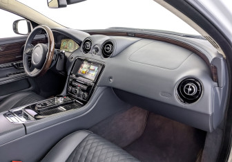 Подержанный автомобиль Jaguar XJ 2017 года (11 фото)