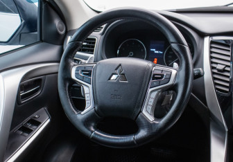 Подержанный автомобиль Mitsubishi Pajero Sport 2016 года (15 фото)