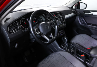 Подержанный автомобиль Volkswagen Tiguan 2021 года (15 фото)