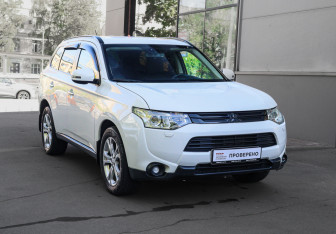 Подержанный автомобиль Mitsubishi Outlander 2013 года (3 фото)