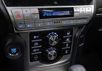 Подержанный автомобиль Toyota Land Cruiser Prado 2023 года (17 фото)