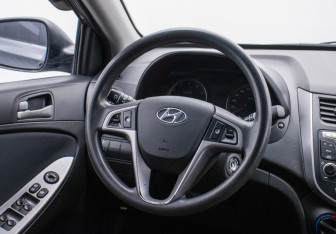 Подержанный автомобиль Hyundai Solaris Hatchback 2015 года (15 фото)