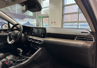 Подержанный автомобиль Kia K5 2021 года (10 фото)