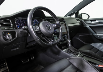 Подержанный автомобиль Volkswagen Golf R Wagon 2018 года (10 фото)