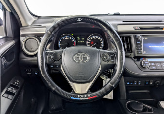 Подержанный автомобиль Toyota RAV4 2017 года (22 фото)