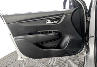 Подержанный автомобиль Kia Rio Hatchback 2021 года (19 фото)