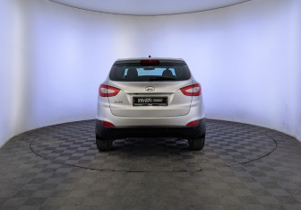 Подержанный автомобиль Hyundai ix35 2015 года (6 фото)