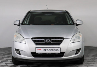 Подержанный автомобиль Kia Ceed Hatchback 2009 года (2 фото)