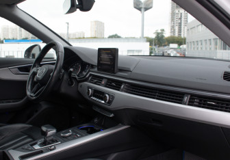 Подержанный автомобиль Audi A4 Sedan 2019 года (13 фото)