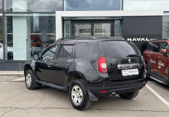 Подержанный автомобиль Renault Duster 2014 года (7 фото)