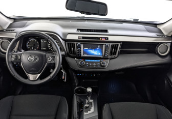 Подержанный автомобиль Toyota RAV4 2016 года (14 фото)