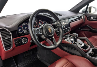 Подержанный автомобиль Porsche Cayenne 2018 года (15 фото)