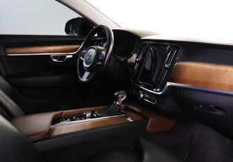 Подержанный автомобиль Volvo S90 2019 года (9 фото)