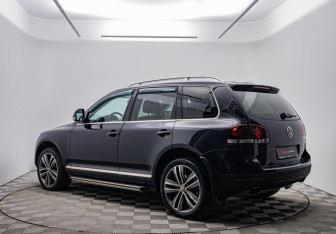 Подержанный автомобиль Volkswagen Touareg 2008 года (7 фото)