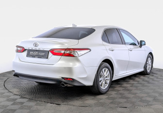 Подержанный автомобиль Toyota Camry Sedan 2021 года (5 фото)