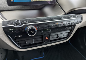 Подержанный автомобиль BMW i3 2018 года (21 фото)