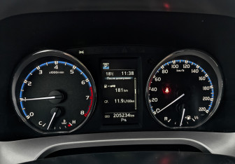 Подержанный автомобиль Toyota RAV4 2018 года (16 фото)