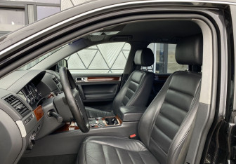 Подержанный автомобиль Volkswagen Touareg 2004 года (18 фото)