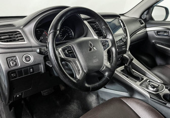 Подержанный автомобиль Mitsubishi Pajero Sport 2017 года (13 фото)