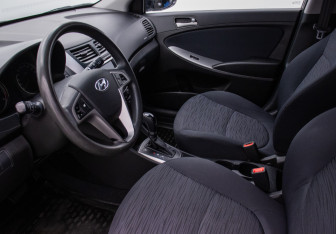 Подержанный автомобиль Hyundai Solaris Hatchback 2015 года (10 фото)