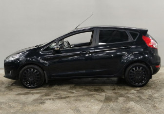 Подержанный автомобиль Ford Fiesta Hatchback 2016 года (8 фото)