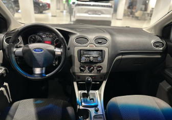 Подержанный автомобиль Ford Focus Hatchback 2010 года (11 фото)