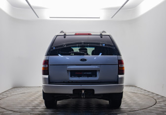 Подержанный автомобиль Ford Explorer 2005 года (6 фото)