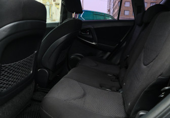 Подержанный автомобиль Toyota RAV4 2011 года (8 фото)