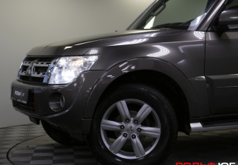 Подержанный автомобиль Mitsubishi Pajero 2012 года (23 фото)