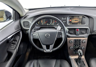 Подержанный автомобиль Volvo V40 Hatchback 2019 года (22 фото)