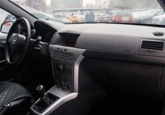Подержанный автомобиль Opel Astra Sedan 2010 года (9 фото)