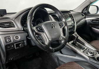 Подержанный автомобиль Mitsubishi Pajero Sport 2017 года (13 фото)