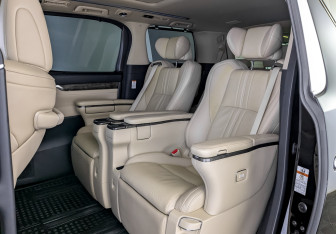 Подержанный автомобиль Toyota Alphard 2018 года (12 фото)