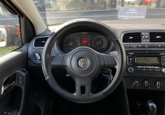 Подержанный автомобиль Volkswagen Polo Sedan 2012 года (13 фото)