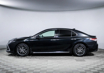 Подержанный автомобиль Toyota Camry Sedan 2023 года (8 фото)