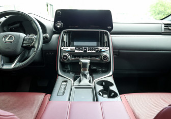 Подержанный автомобиль Lexus LX 2025 года (18 фото)