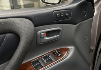 Подержанный автомобиль Toyota Land Cruiser Suv 2000 года (18 фото)