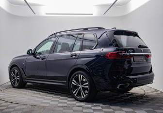 Подержанный автомобиль BMW X7 2020 года (7 фото)