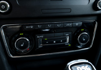 Подержанный автомобиль Skoda Superb Liftback 2014 года (19 фото)