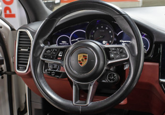 Подержанный автомобиль Porsche Cayenne 2020 года (16 фото)